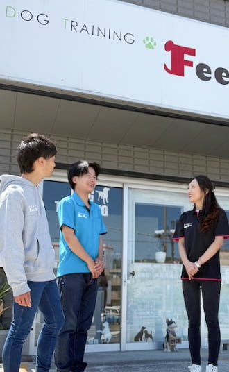店舗前で撮影したスタッフの画像